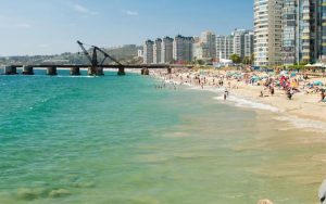Brasil rompe récord al recibir 9 millones de turistas y lo celebra en el Turistómetro de Copacabana